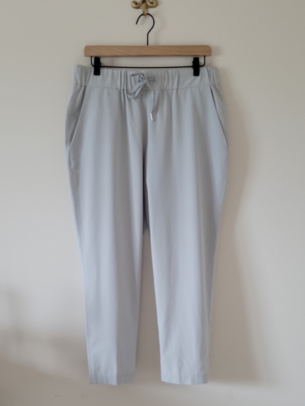 Chico's Zenergy Light Grey Neema Pull-on Ankle Pants Size Medium/8